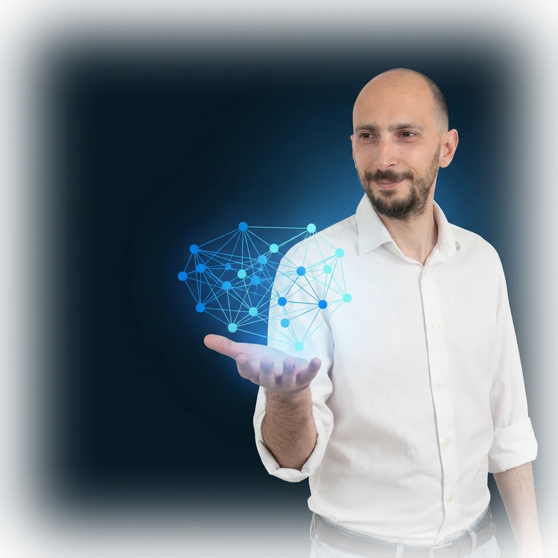 Roberto Ettorre, CEO di Webshop Factory, software house di Pescara, con una rete neurale luminosa sul palmo della mano
